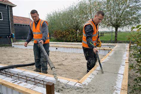 Praktische afbeelding: begin- en eindpaal met betonmortel en waterpas