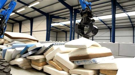 illustratie van gestapelde oude matrassen die klaar zijn voor recycling