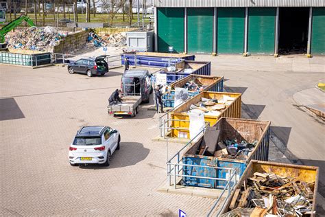 afbeelding van een milieustraat met containers voor afvalscheiding