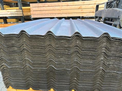 Detail van de golvende structuur van een bitumen golfplaat