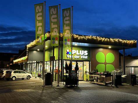 Foto van de vernieuwde PLUS-winkel aan de Herdershof, Serooskerke