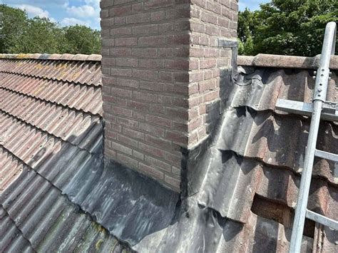 Foto: Voor en na reconstructie van loodslabben rondom een schoorsteen