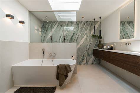 Foto-impressie: Imola Genus marble-look in moderne badkamers en wanden