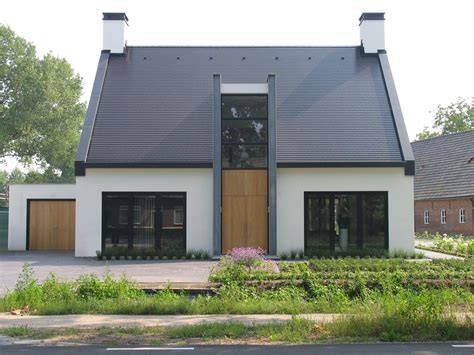 Afbeelding: moderne witte woning met donkere kozijnen en overkapping