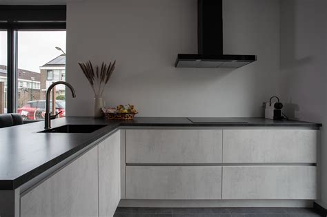 Inspirerende foto van een keuken met betonlook wandtegels en bijpassend aanrechtblad