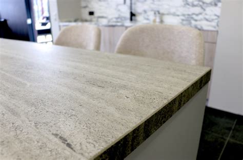 Close-up van een keukenblad met betonlook afwerking, met focus op textuur