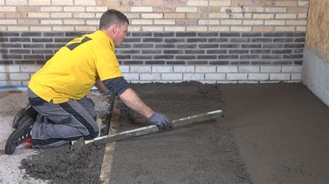 Aanbrengen van primer op een betonnen vloer met een blokkwast