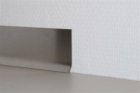 RVS-look plint in moderne keuken