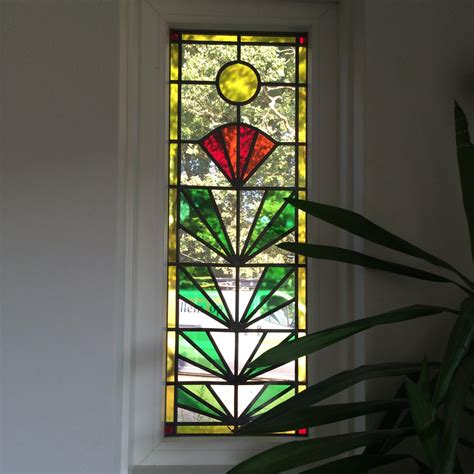 Voorbeeld van een gedetailleerd glas-in-lood patroon op een binnendeur.