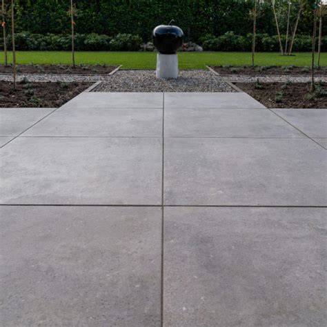 Impressie van 90x90 cm Piet Boon tuintegel met betonlook in ivoortinten