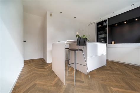 Voor-en-na foto van een gerenoveerde parketvloer met nieuwe lakafwerking