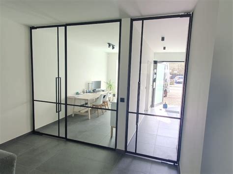 Schematische weergave van een moderne woonkamer met een glazen binnendeur die twee ruimtes verbindt en licht doorlaat.