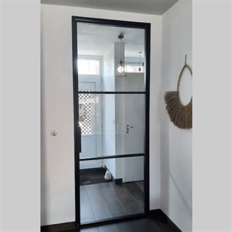 Collage van verschillende glasverdelingen in binnendeuren: een deur met grote glasvlakken, een deur met klassieke roedeverdeling en een deur met een bovenlicht.