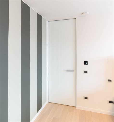 Voorbeeld van een strak afgewerkte, moderne binnendeur met een minimalistisch profiel.