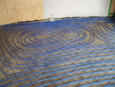 Vloerverwarmingsbuizen gelegd met een afstand van 10 cm (hoofdverwarming) en 15 cm (bijverwarming)