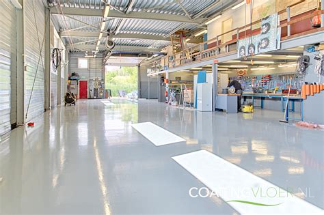 Foto van een moderne, industriële werkplaatsvloer gecoat met twee componenten verf