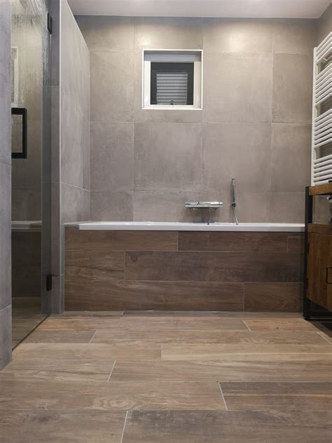 Voorbeeld van een badkamer met houtlook vloertegels