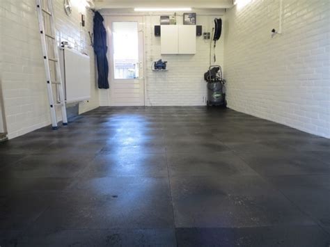 Afbeelding van iemand die eenvoudig PVC kliktegels legt in een garage.