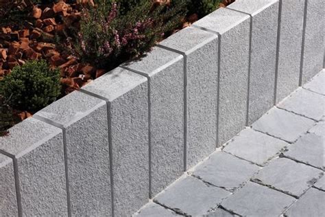 Schematische weergave van verschillende toepassingen van betonnen palissades in een tuin: afbakening van borders, hoogteverschillen en bloembakken.