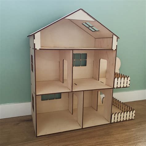 Foto van een gedetailleerd ingericht houten poppenhuis, met specifieke aandacht voor de badkamersectie.