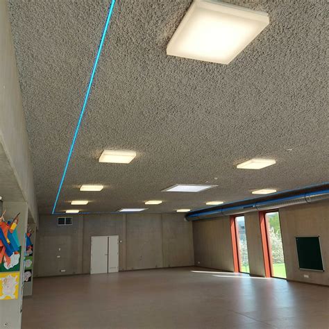 Detailfoto van een akoestische pleister op een plafond.
