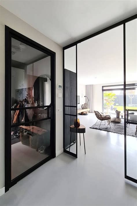 Illustratie van een moderne woonkamer met een glazen schuifdeur die een werkplek scheidt van de leefruimte.