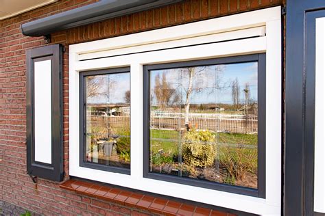 Illustratie van een oud en een nieuw kozijn, met pijlen die warmteverlies via het oude kozijn aangeven en isolatie bij het nieuwe.