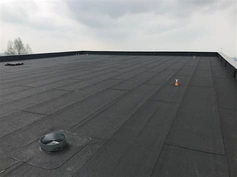 Detailfoto van het aanbrengen van bitumen antidreunplaten in een auto-deur.