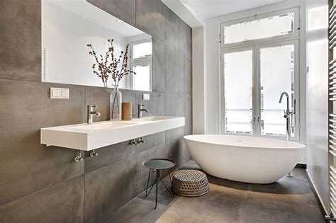 Moderne badkamer met betonlook wanden en vloer.