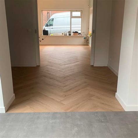 Voorbeelden van diverse vinyl vloer dessins, waaronder betonlook, visgraat en tegelmotief