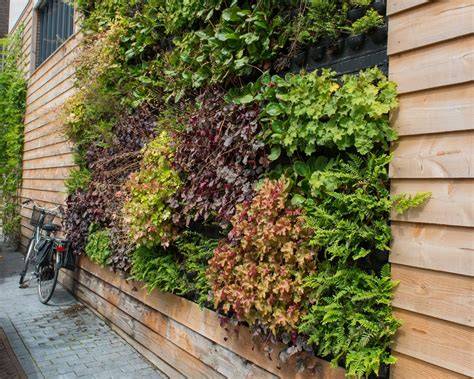 Groene wand met botanische motieven