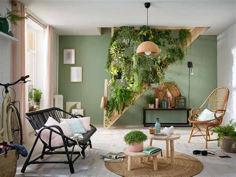 Interieur met groene muren en houten vloer