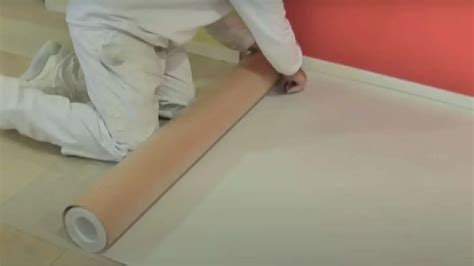 Illustratie van een muur die wordt afgedekt met stucloper en tape.
