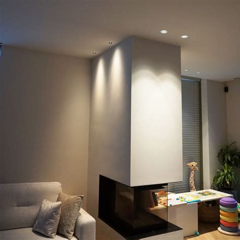 Afbeelding van een netjes geïnstalleerd modern LED-inbouwspot in een plafond.