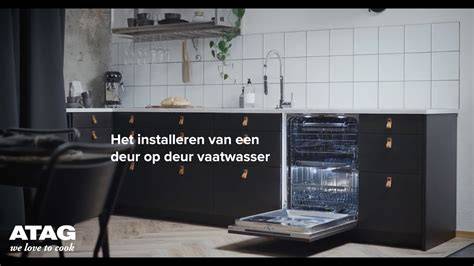 Infographic over inbouwvaatwasser stappen: condensfolie, nis, waterpas, frontpaneel, bevestigen, veren, zijkanten, aansluiten