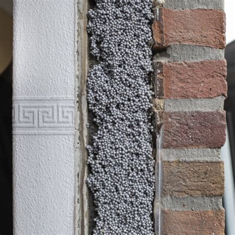 Detail van spouwmuurisolatie met isolatiebolletjes