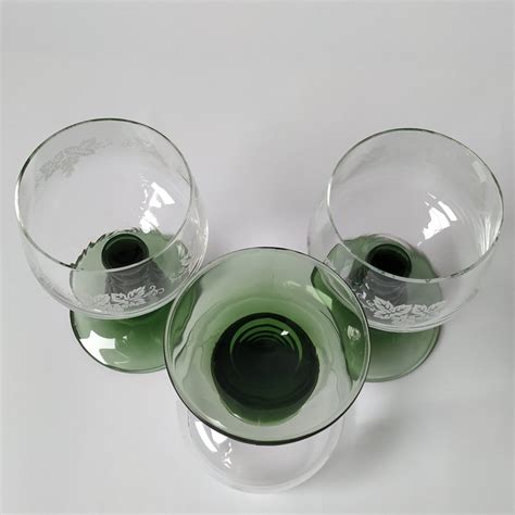 Vintage groene glazen bewaarpotten met kurkdeksel en vierkante voet