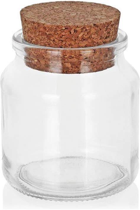 Tuindecor met glazen potten en kurk