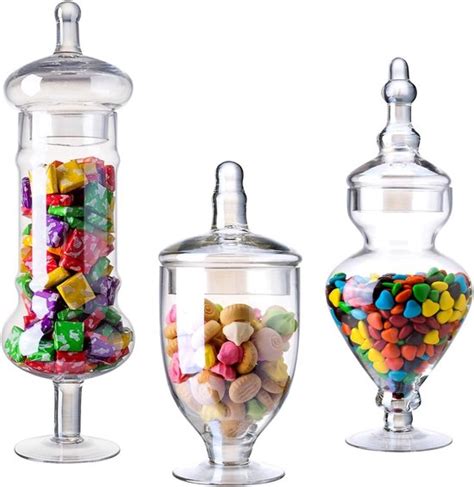 Decoratieve glazen potten als tuinaccent