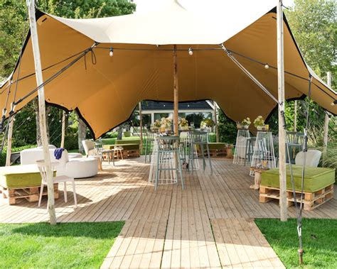 Schematische weergave van een tent met een houten vlondervloer