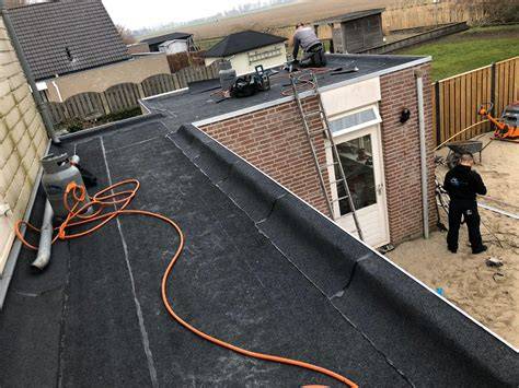 Foto: Dakdekkersbedrijf in actie tijdens inspectie