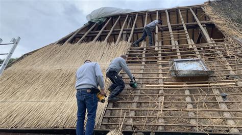 Showroom en werkplaats met rietdekkers aan het werk