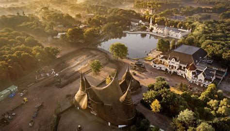 Hoofdentree Efteling met rieten dak en steiger