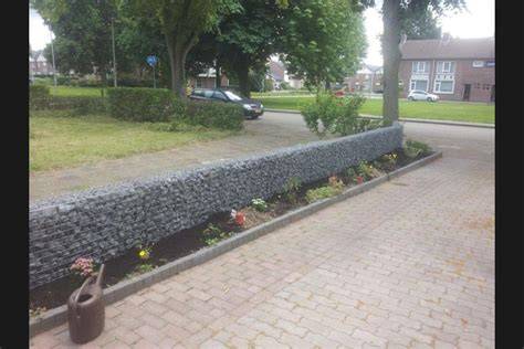Schanskorven voorstelling langs weg