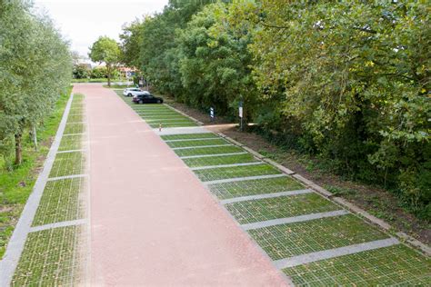 Een foto van een uitgestrekt asfalt parkeerterrein