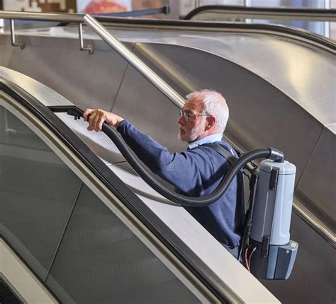 afbeelding van een professional die een PVC-vloer reinigt met speciale apparatuur