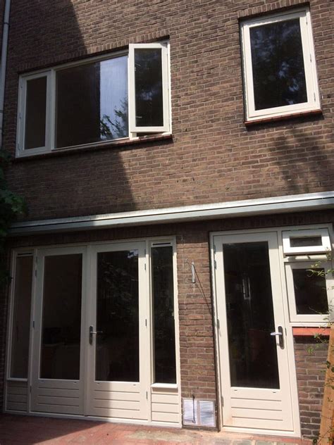 Showroom van Bogers Kozijnen met diverse productvoorbeelden