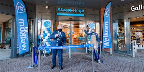 Foto van burgemeester Aptroot en Mike Bogaard tijdens de opening van winkelcentrum De Vlieger