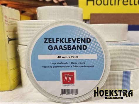 Een rol zelfklevend gaasband, klaar voor gebruik