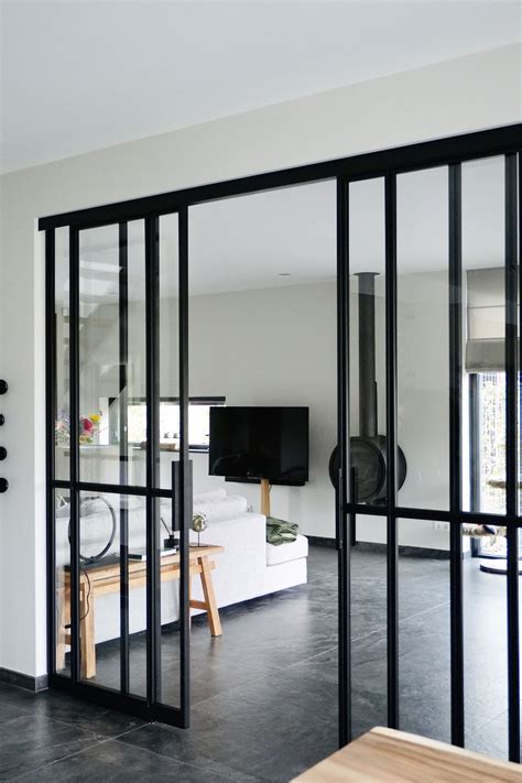 Voorbeeld van een ensuite-opstelling met schuifdeuren met glas